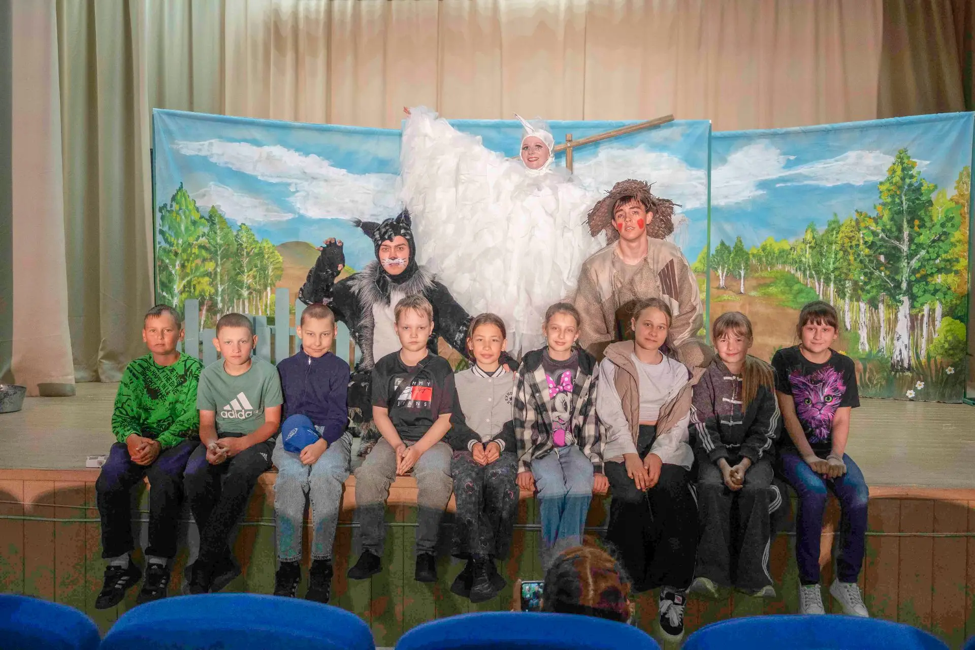 Продолжаются гастроли нашего театра по Хилокскому району. Зрители встречают артистов восторженными, 