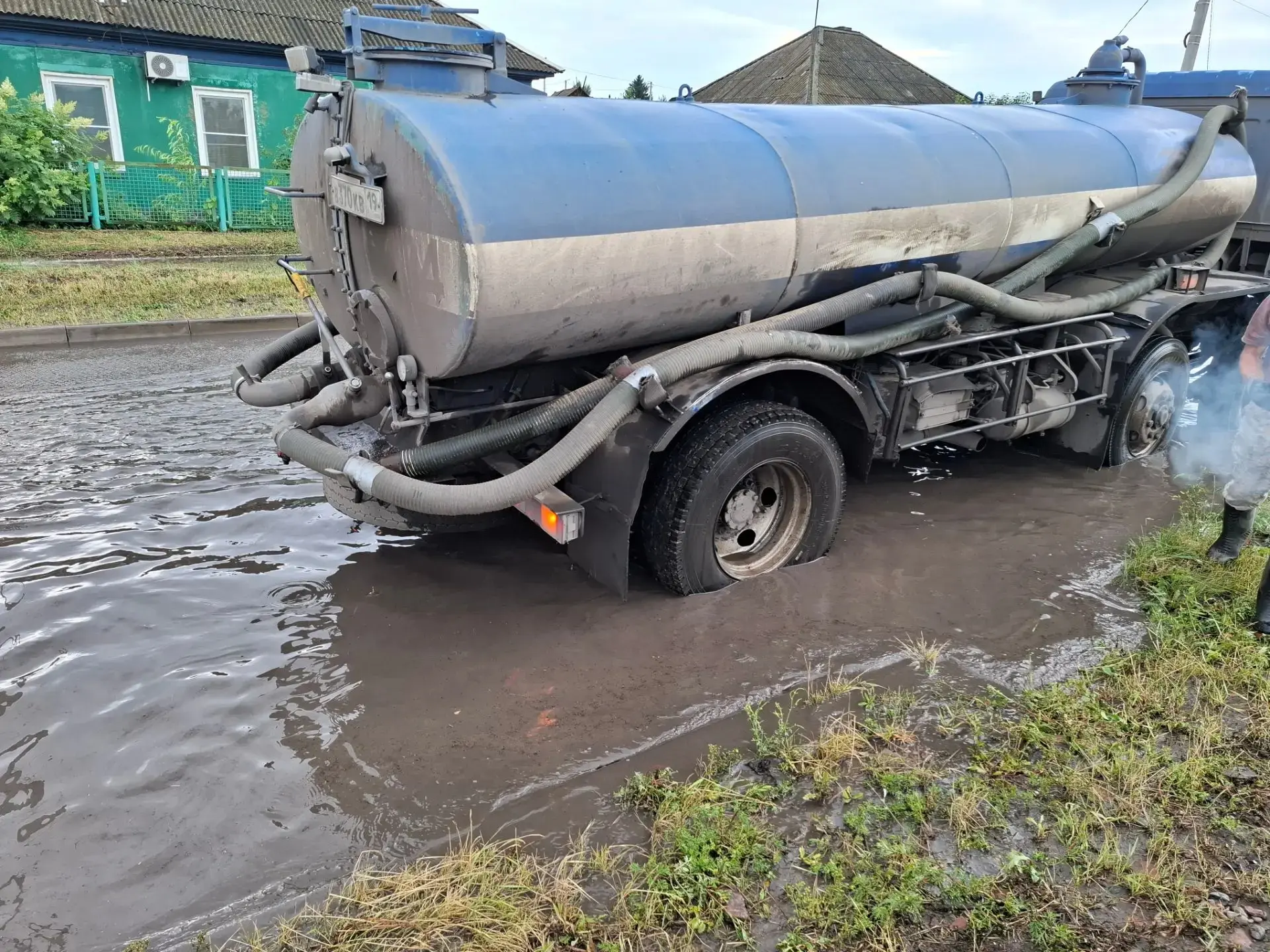 Воду откачали из домовладений по улице Мира и Бограда. Также работники ЧГХ прочистили засорившиеся с