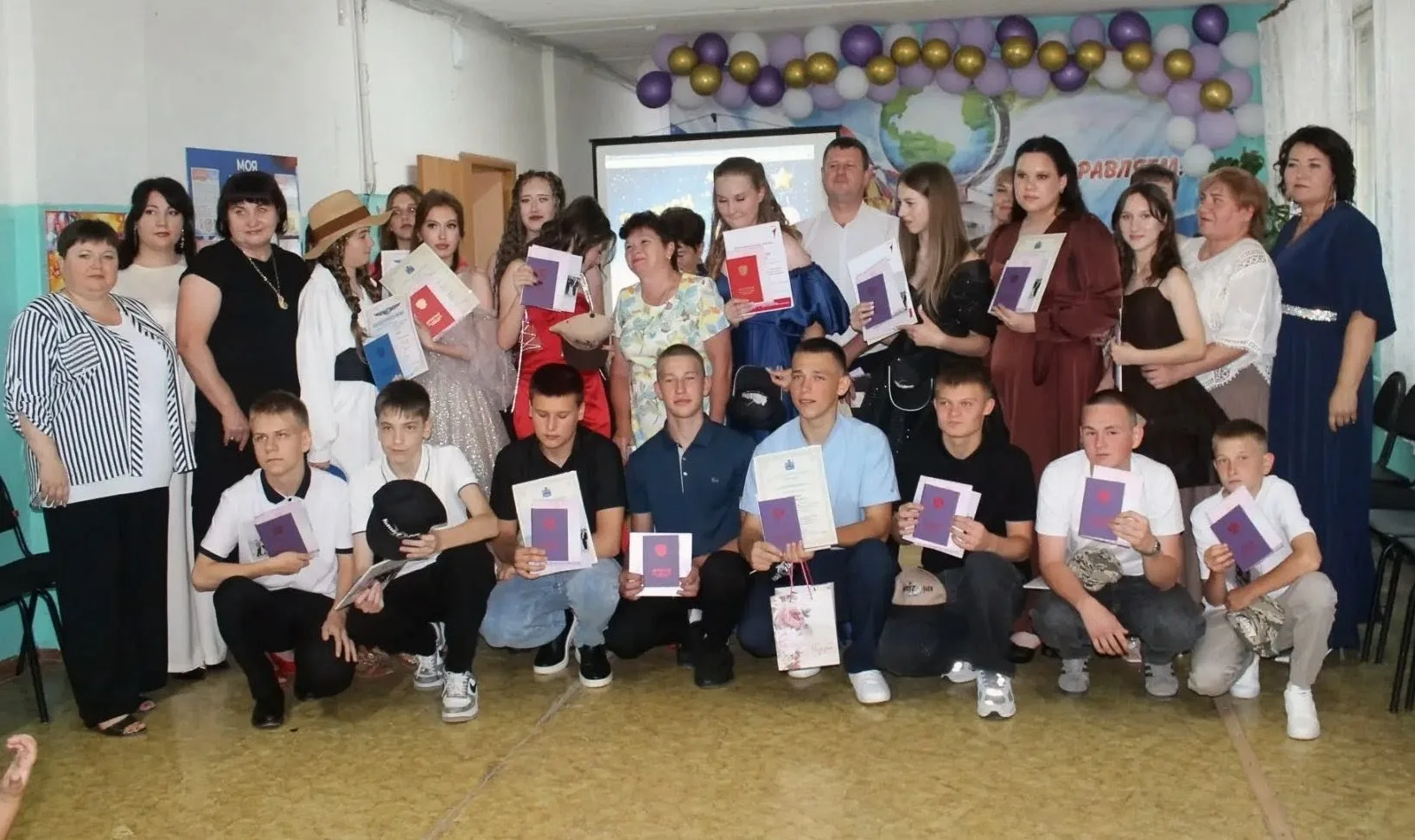 «Вот и пролетели школьные годы... Наша школа проводила выпускников во взрослую жизнь! Выпускной бал 