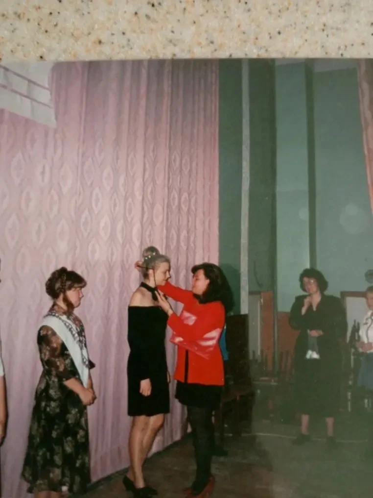 Вчера мама прислала мне фотографию. На ней я в 9 классе участвую в школьном конкурсе красоты. И, кст