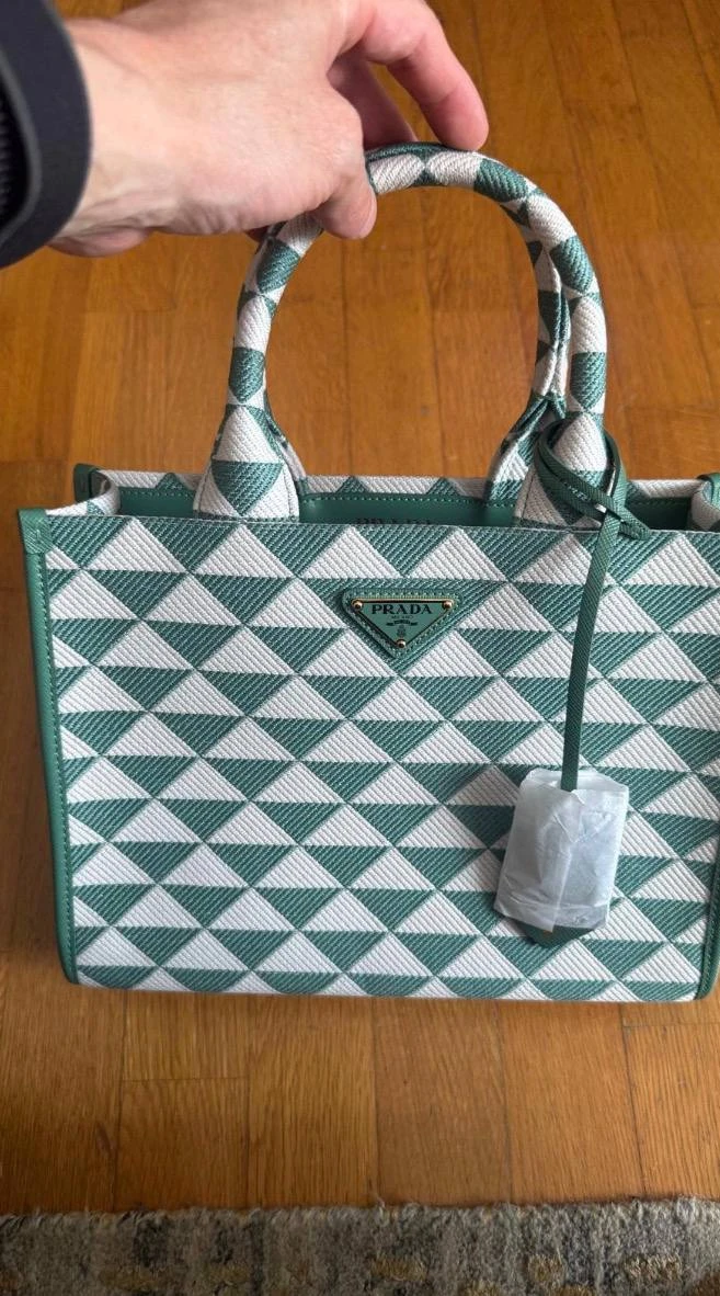 Cумочка Prada 💚

Бренд: Prada
Комплект: Пыльник
Состояние: новое, не носилась  

Стоимость: 145.000