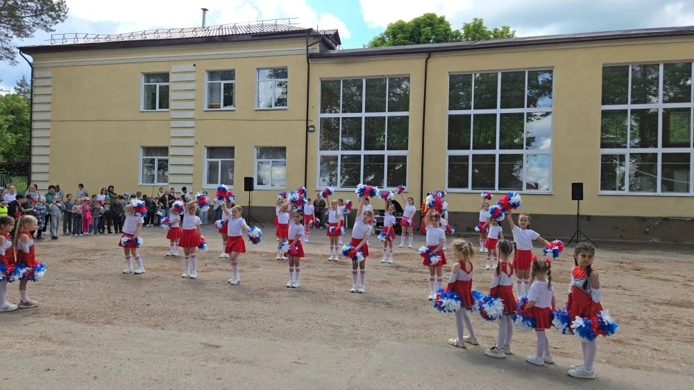 Лето началось с улыбок! На празднике ко Дню защиты детей зажгли наши звёздочки из секции чирлидинга 