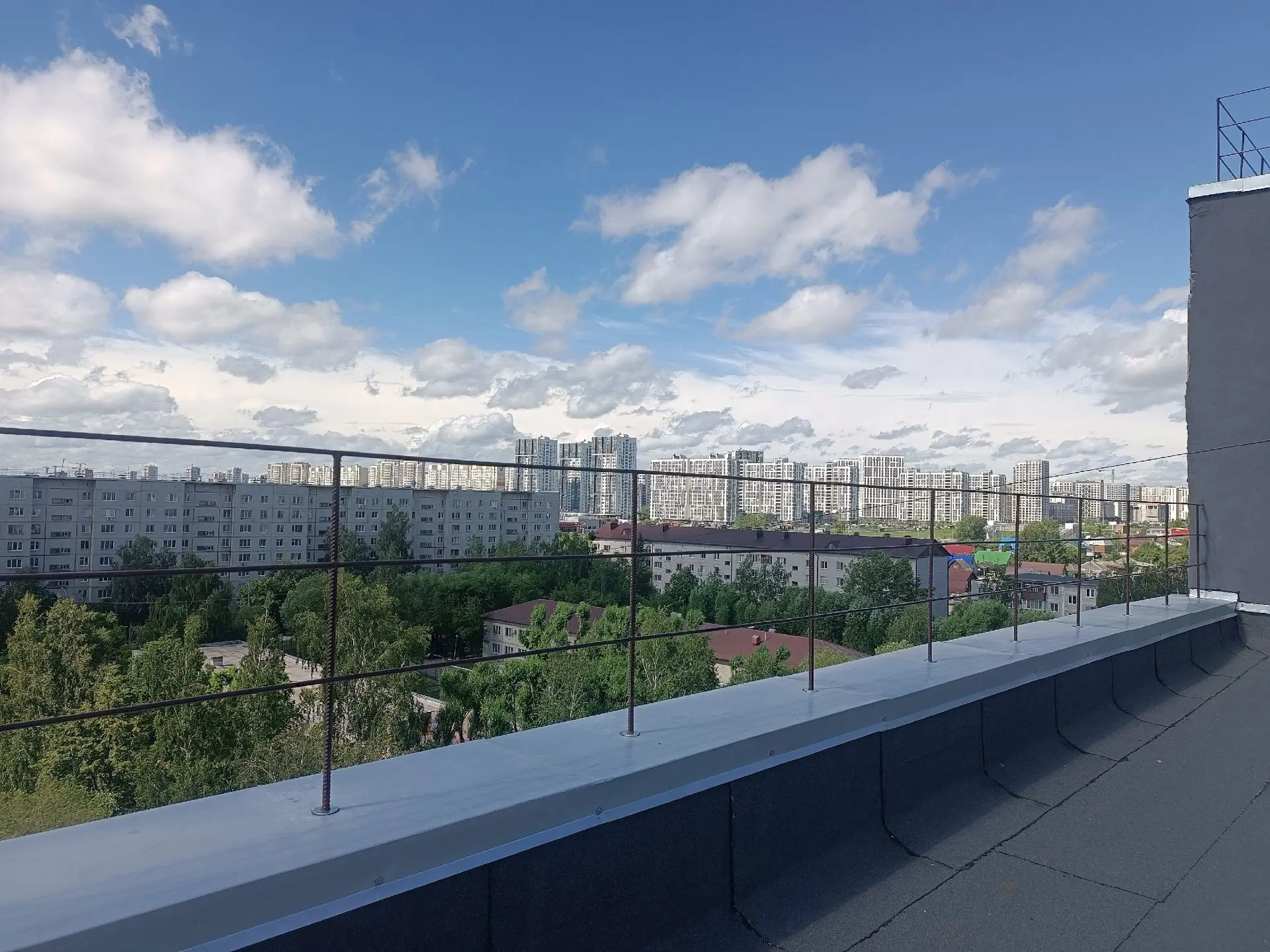 🏢Крыша, которой осадки не страшны
Благодаря программе капитального ремонта у жителей многоквартирно