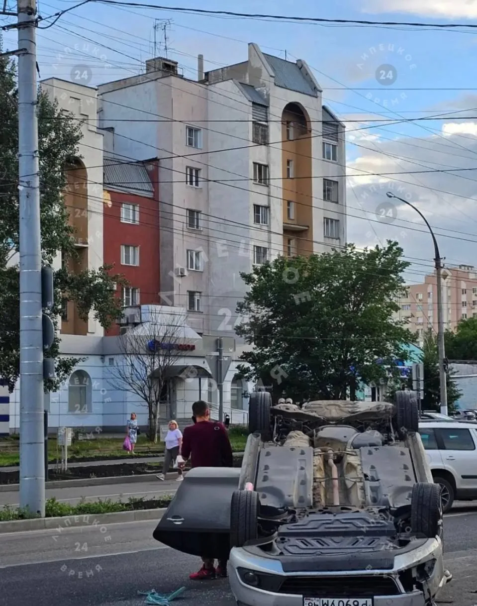 Машина опрокинулась на крышу на Октябрьской в результате аварии. 

Подробностей пока нет.

Написать 