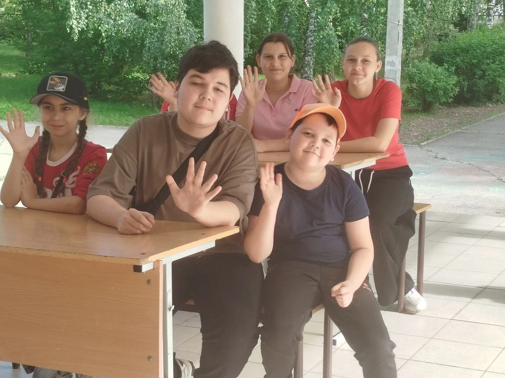 Труд - всему голова. Сегодня, 5 июня 2026 года, с учащимися, пришедшими на площадку вечерней занятос