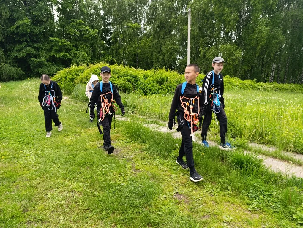 🧭🌲 Готовимся к приключениям по программе «Следопыт»! 

Ребята активно осваивают премудрости туризм