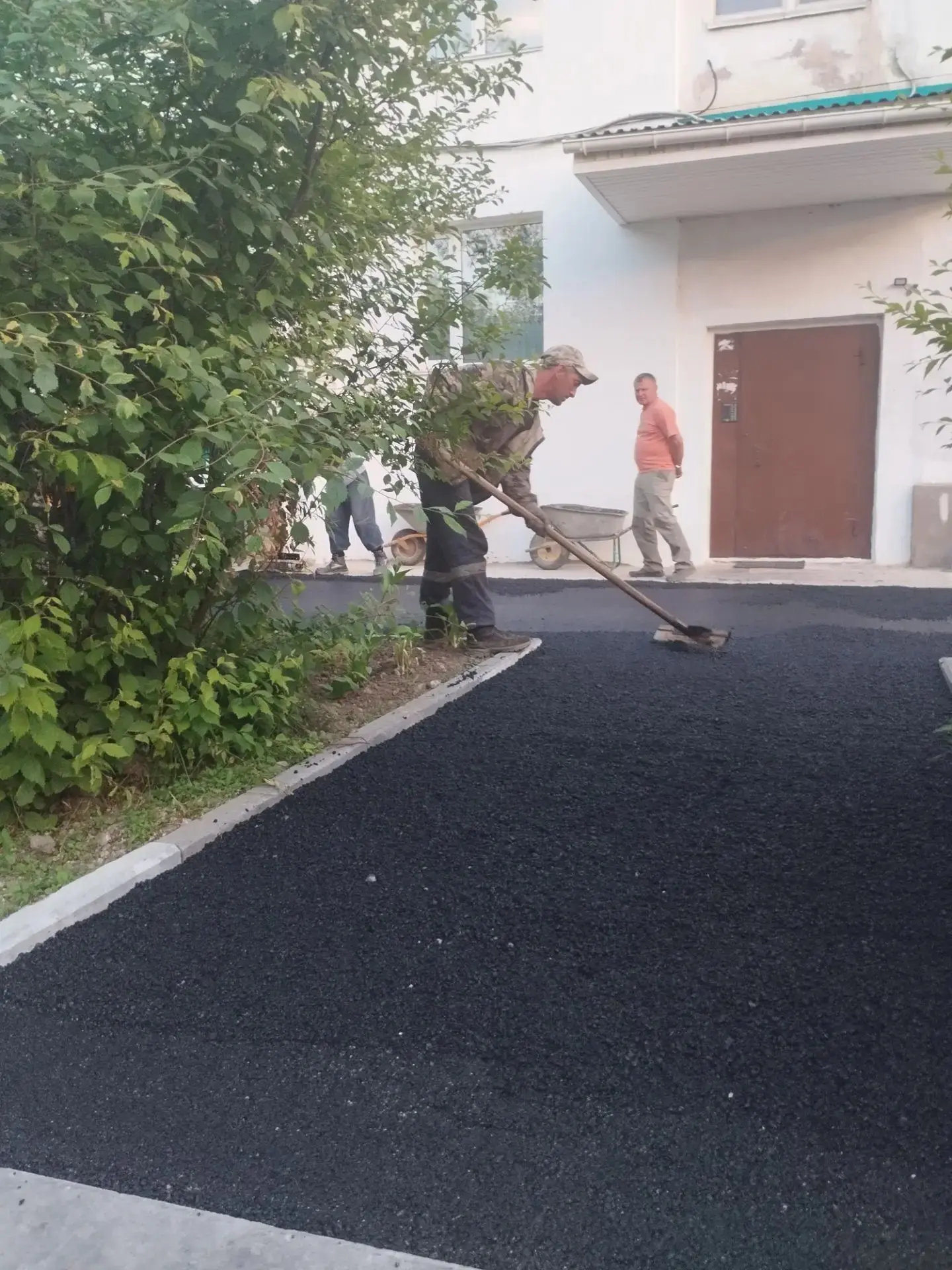 Завершается благоустройство двора на ул. Подгорной, 9Б в п. Кавалерово. 

Здесь уже выполнена планир