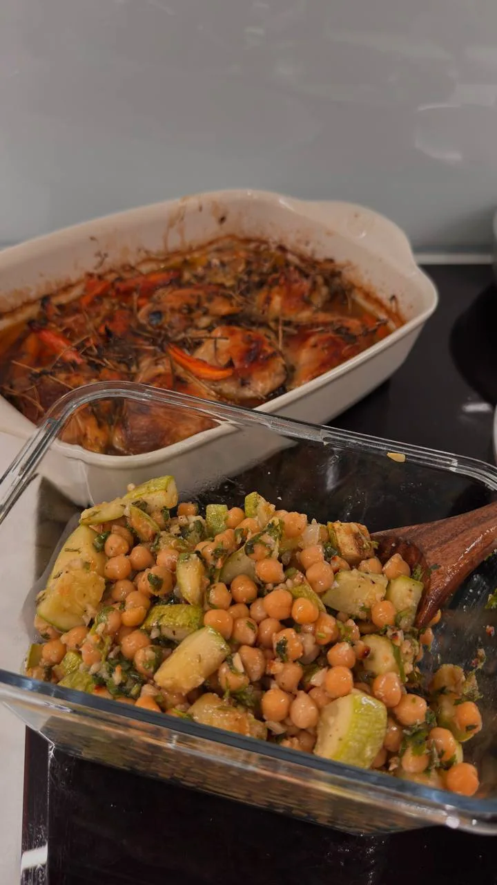 Вчерашний ужин — один из тех вариантов, когда всё просто, а получается очень вкусно✨

Курицу запекла