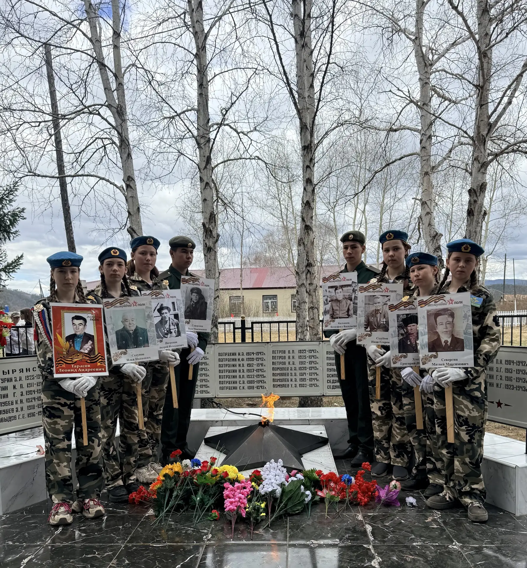 9 мая прошел «Бессмертный полк: Герои рядом с нами». 
Учащиеся школы держали в руках портреты своих 