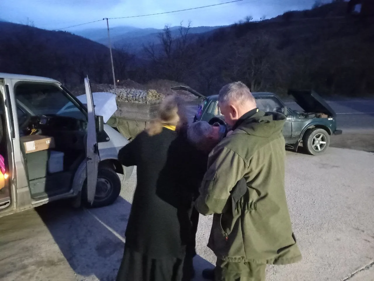 Мы регулярно помогаем нашим бойцам , на разных направлениях. 
Помощь адресная, по запросу конкретных