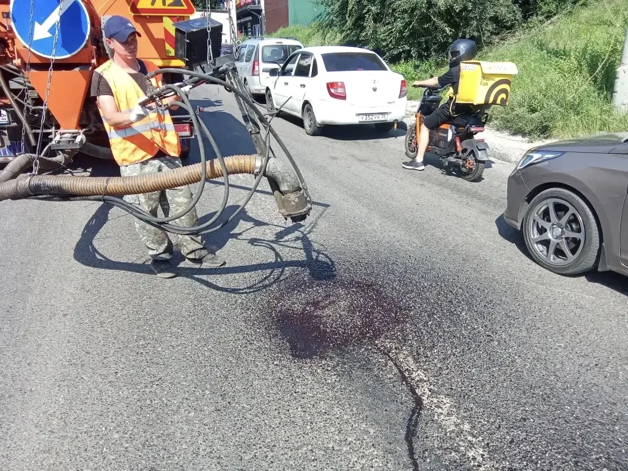 🚧 Ликвидация дорожных ям - еще одно важное направление работы нашего комбината благоустройства 

Ле