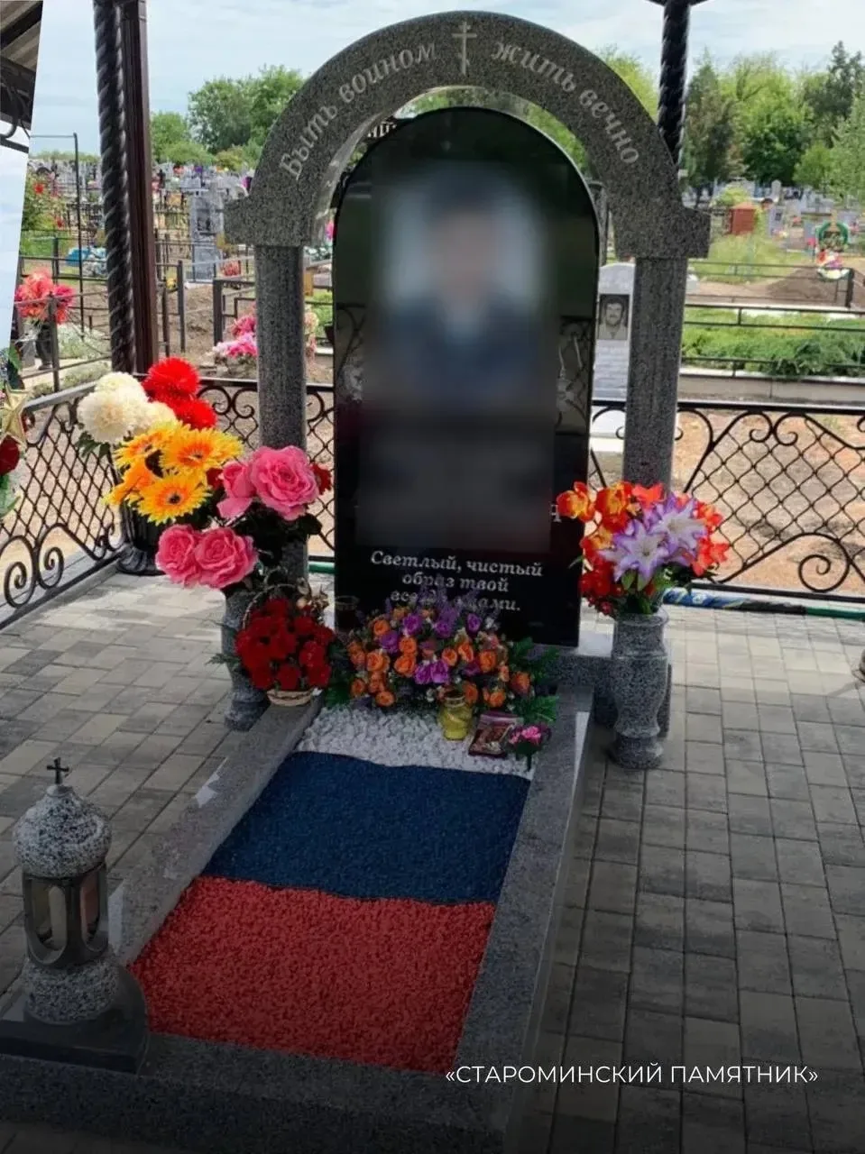 Не обязательно делать дорогую плитку, чтобы место захоронения выглядело ухоженно⬇️

Иногда достаточн