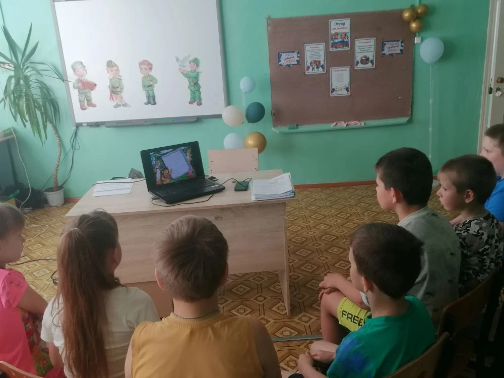 День, наполненный солнцем и любовью к Родине! ☀️🇷🇺

Сегодня в нашем пришкольном лагере прошёл неве