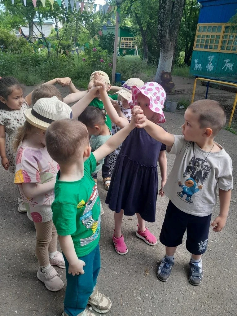 Сегодня музыка не из колонки, а звонкий детский смех разносился по всему участку! 🍃 В нашем детском