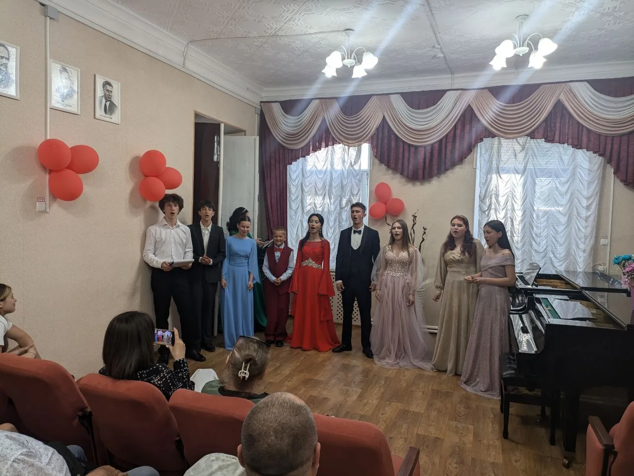 Отчетный концерт учащихся и преподавателей теоретического отделения "О, музыка, звучи во мне!"

   2
