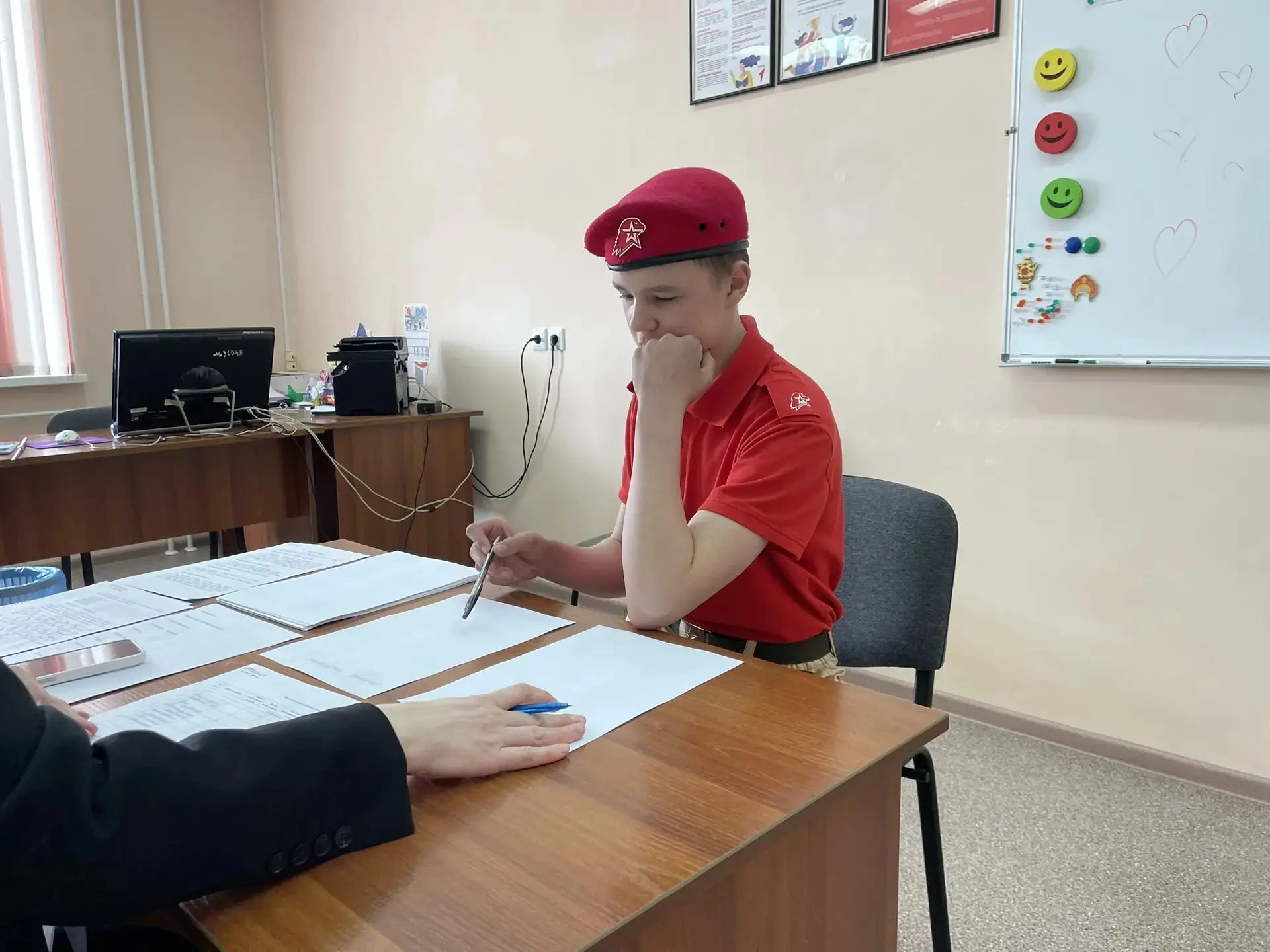 ВНИМАНИЕ! ОПАСНОСТЬ! 🚨

Связист нашего отряда застрял в петле шифров «Зарницы 2.0»! 🤖🔐

Наш боец-