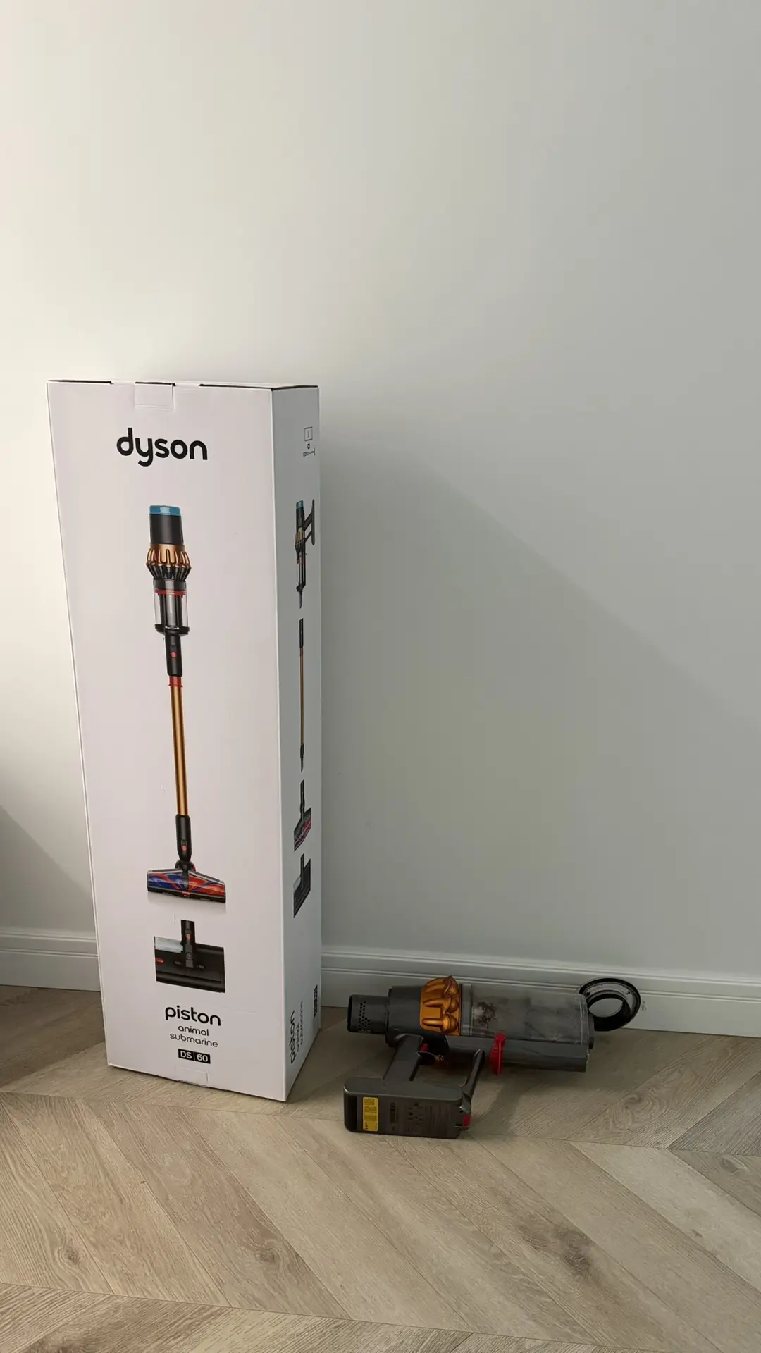 Вчера обрела Dyson v16 с насадкой для влажной уборки.

Прошлый (v15) безукоризненно проработал 4 год