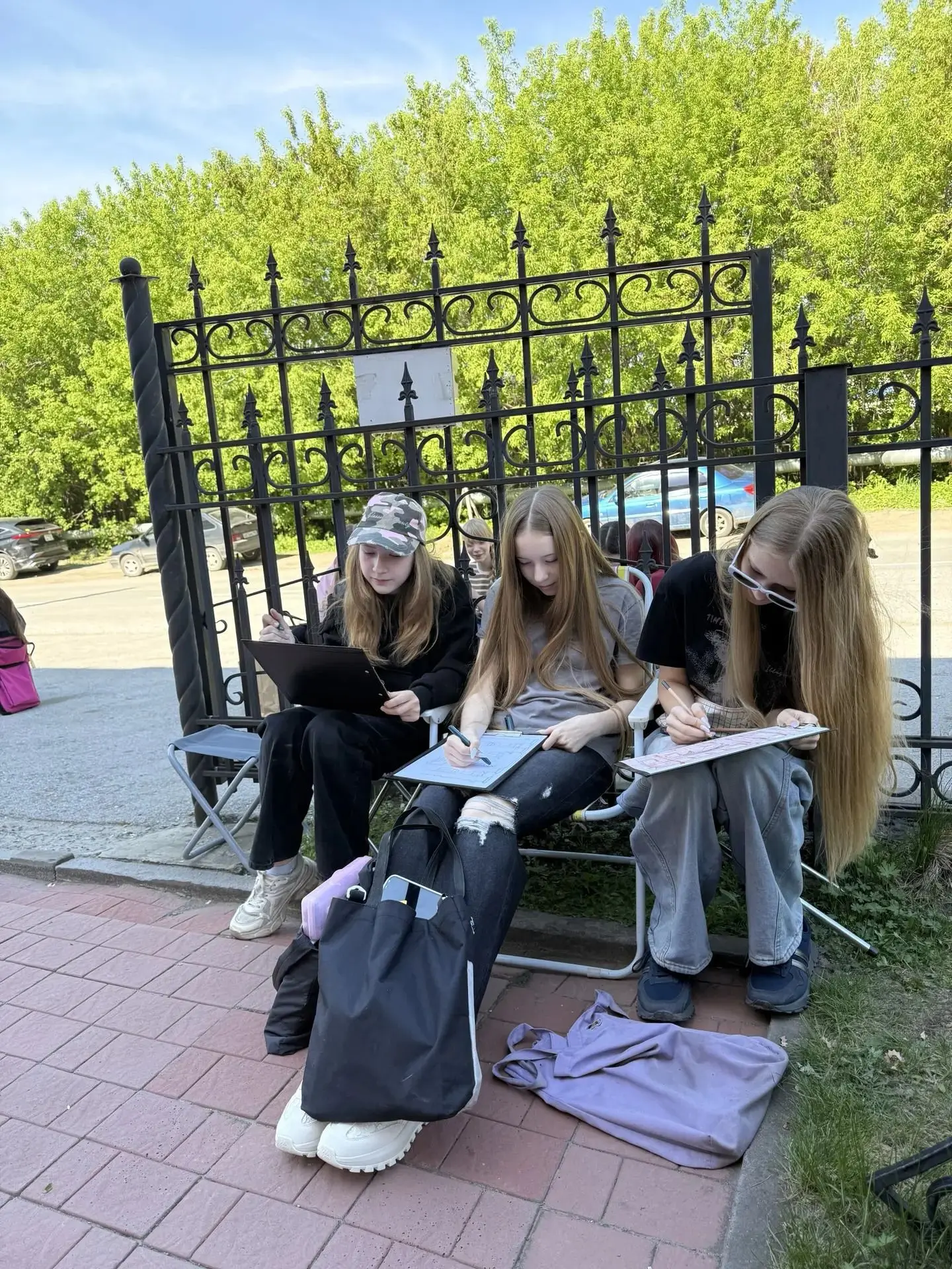 Пленэр — это техника создания картин или этюдов на открытом воздухе при естественном освещении. Слов