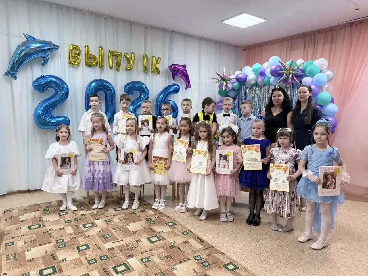 🎉 Вот и отгремели выпускные в нашем детском саду…

Кажется, ещё вчера вы пришли к нам совсем малыша