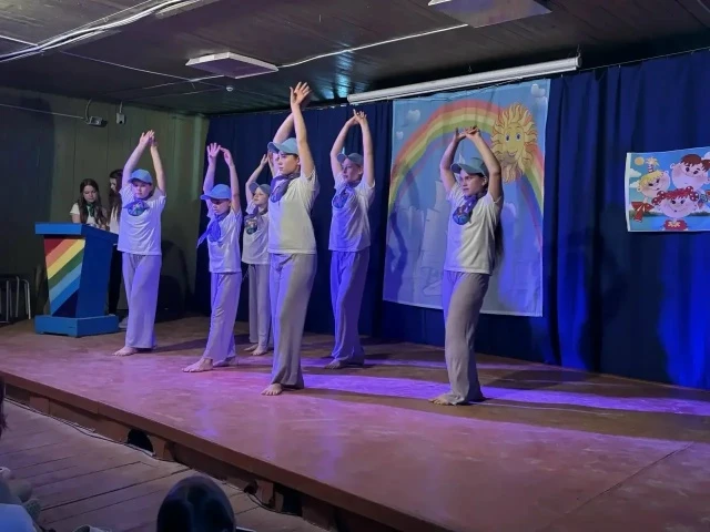 «Кто во что горазд!» — так ярко началась наша вторая смена! ✨🎤

Энергия била через край на традицио