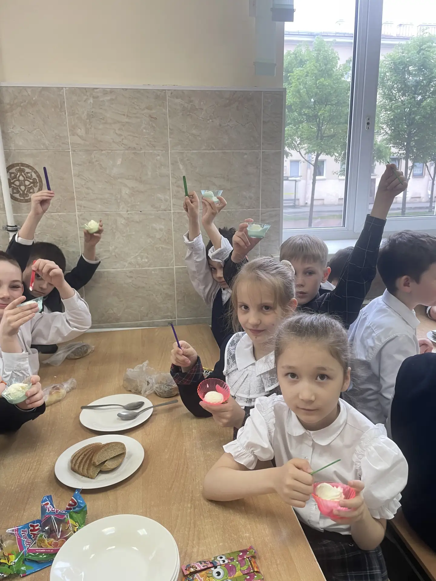 🍦 Сладкий день знаний: как в 2-А классе прошёл Фестиваль мороженого!

Сегодня наши второклассники у