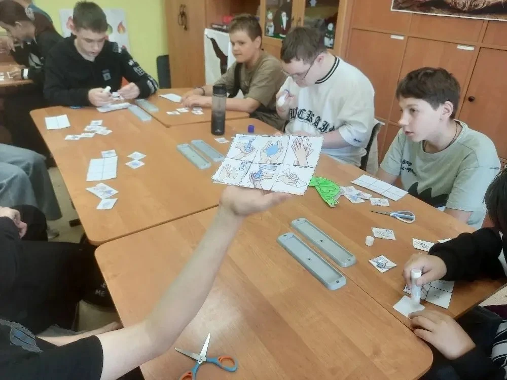 Несмотря на дождливую погоду,  детям в нашем лагере некогда скучать. Работают кружки, проходят отряд