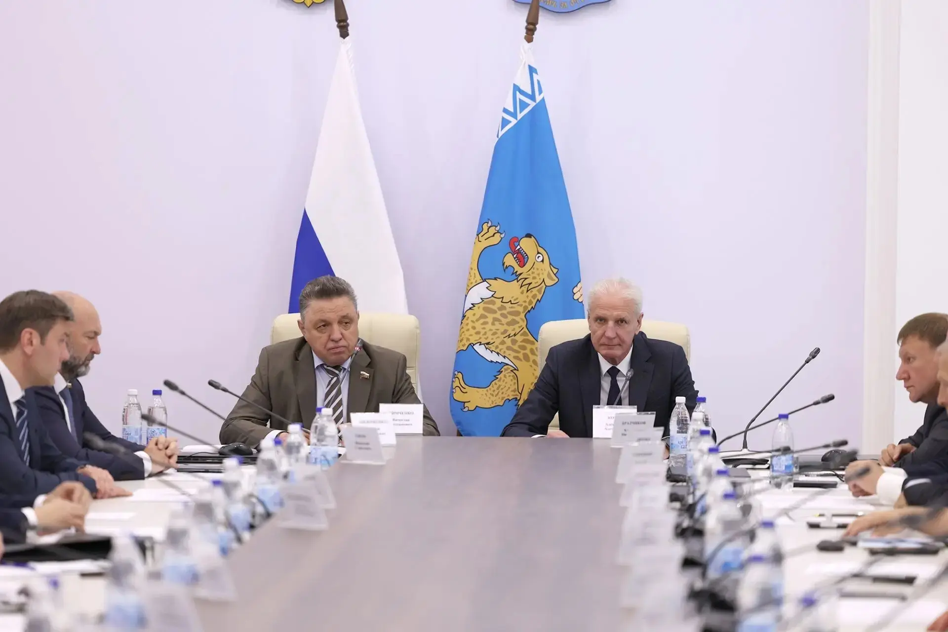 📍 Сенаторы встретились с депутатами, чтобы обсудить, как «на земле» работают принятые законы, и как