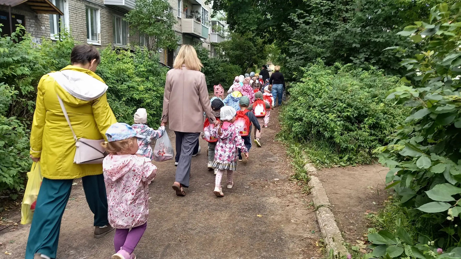 Сказка "Колобок на новый лад"

Ребята нашего детского сада были приглашены в театр, где актерами выс