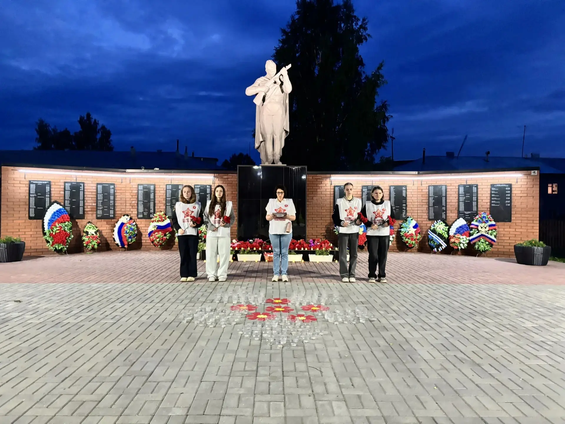 🇷🇺🇷🇺🇷🇺🇷🇺🇷🇺

МЫ ПОМНИМ!

22 июня, в 22.00, среднеивкинцы собрались в парке Победы, у памятн
