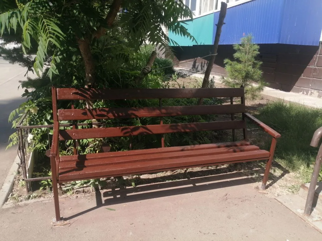 Покрасили  скамейки по адресу : ул. Набережная Леонова д. 63