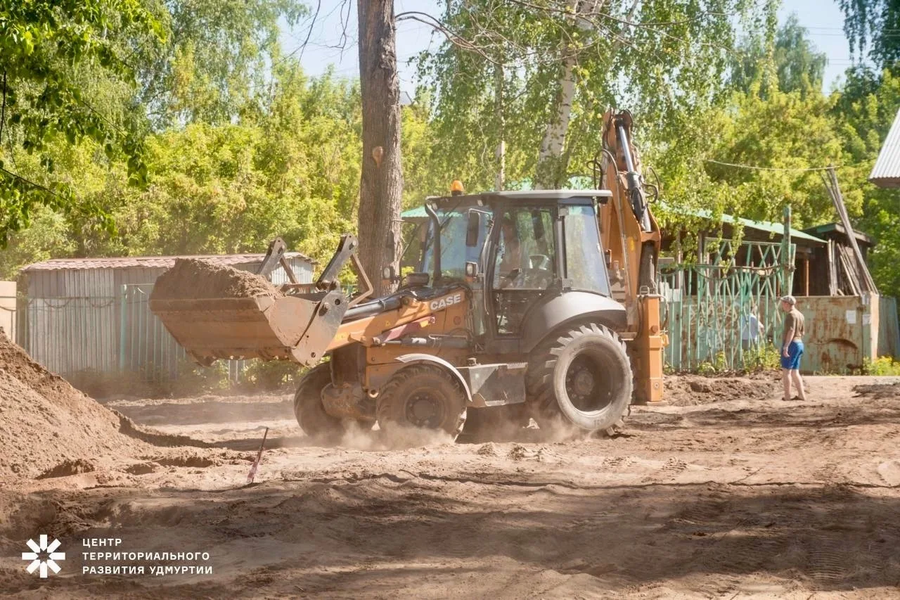 🚧 В Камбарке идет второй этап благоустройства прогулочного маршрута «Копани‑Горсад»! 
 
Работы нача