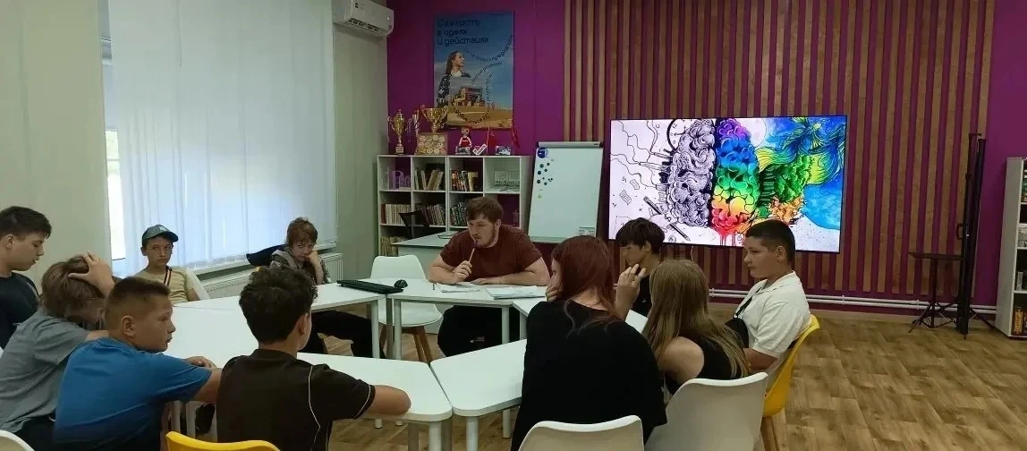 ✨ Ученики школы посёлка Янтарный в «ДонМолодом»! ✨

Пообщались на круглом столе о летнем досуге — об