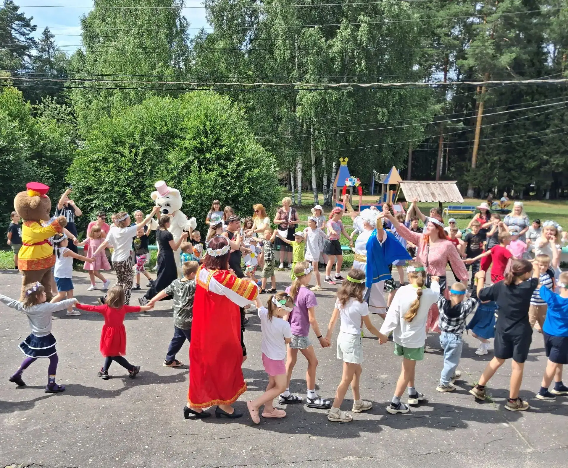 День семьи любви и верности. ❤️ 

 В руках детей нашего центра была самая обычная ромашка: белые леп