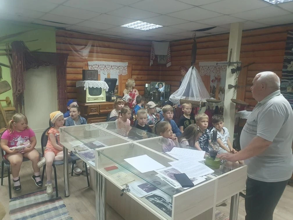 9 июня 2026 г. в музейной комнате п.Фролищи была проведена экскурсия-беседа для школьников летнего л