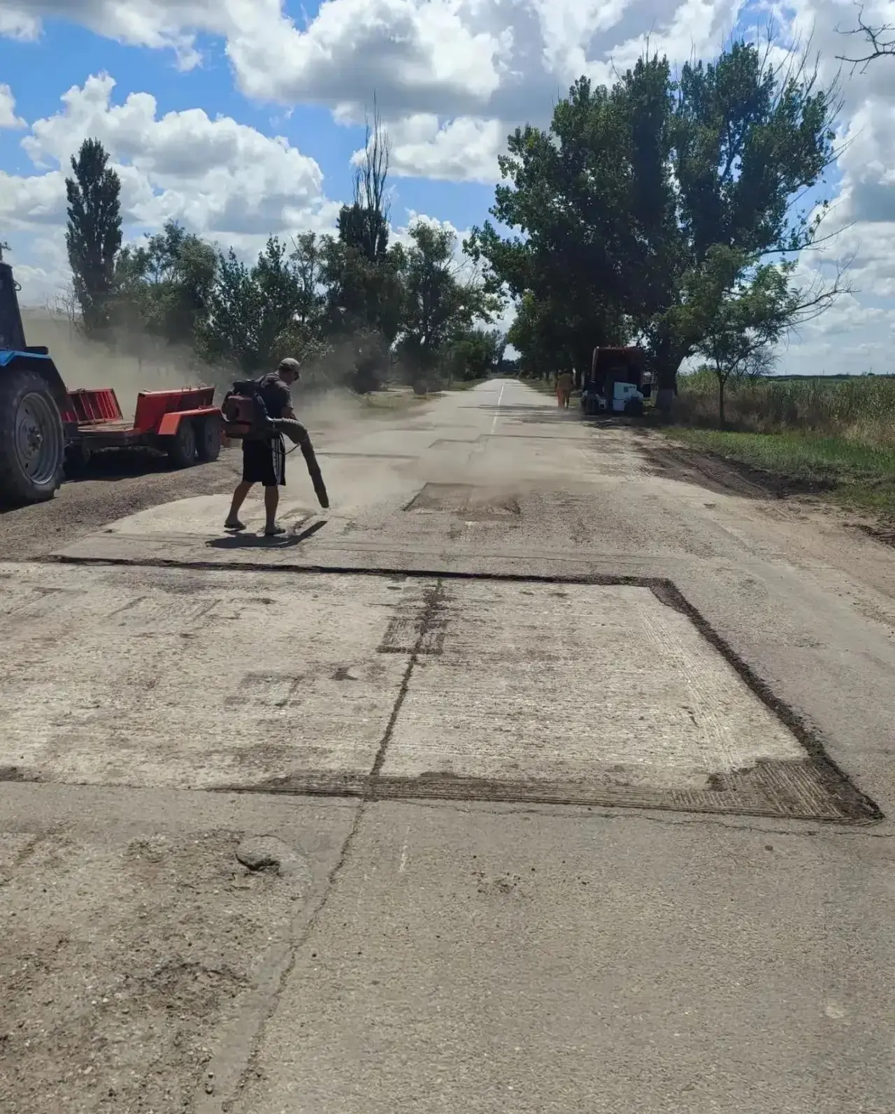 Вы могли не знать, но в сельских поселениях нашего района продолжается ямочный ремонт дорог.

На эти