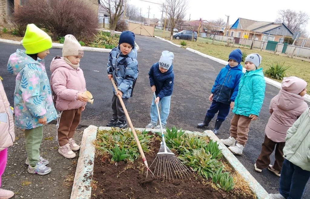 В рамках трудового и экологического воспитания провели с детьми старшей группы трудовой десант.Убрал