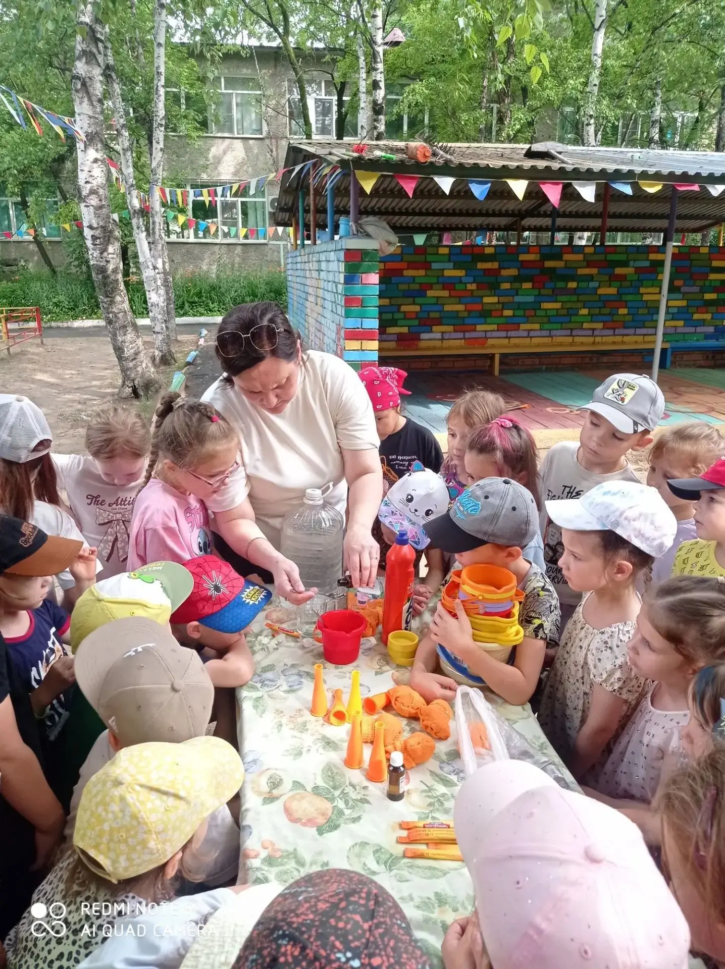 День больших открытий в группе «Светлячок»: делаем магические пузыри сами! 🫧 

Сегодня в нашем детс