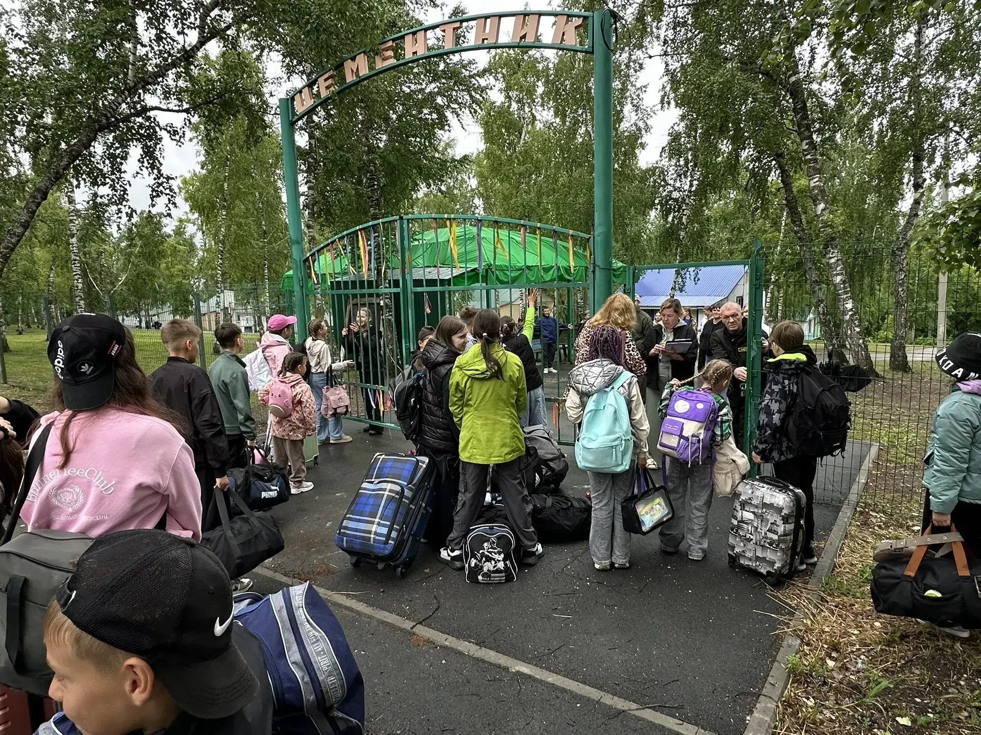 1 июня в Вольском районе был насыщенным. В этот день свои двери для ребят открыл лагерь "Цементник",
