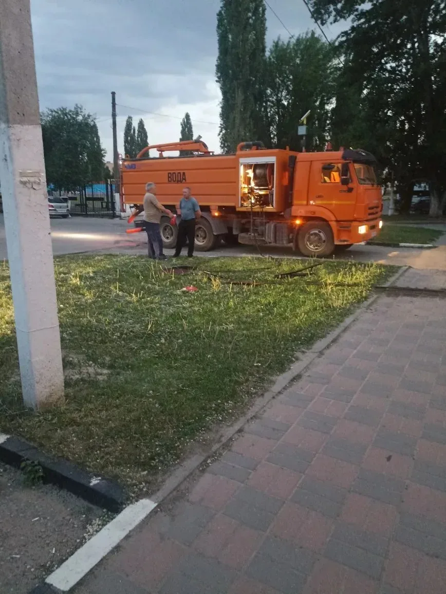 Сегодня вечером в диспетчерскую службу поступила заявка о засоре канализации в доме №6 на улице Моло
