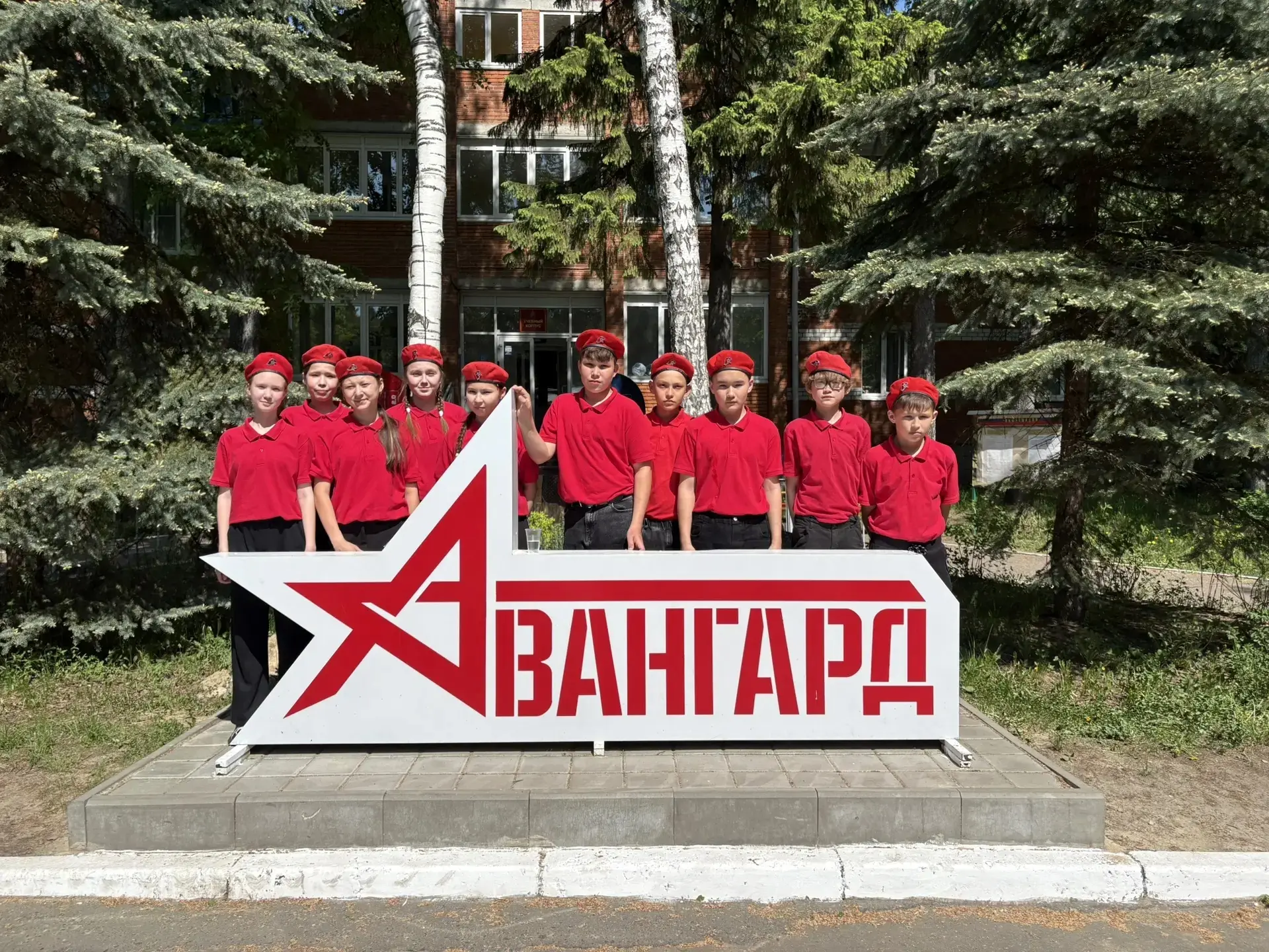 Внимание! Внимание! Вас приветствует средняя группа Зарницы 2.0