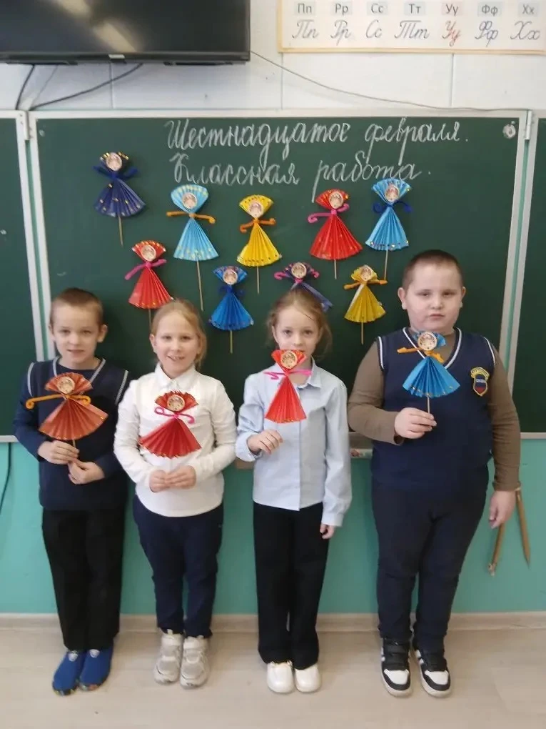 Обучающиеся 1 и 3 класса начали масленичную неделю с изготовления поделок.