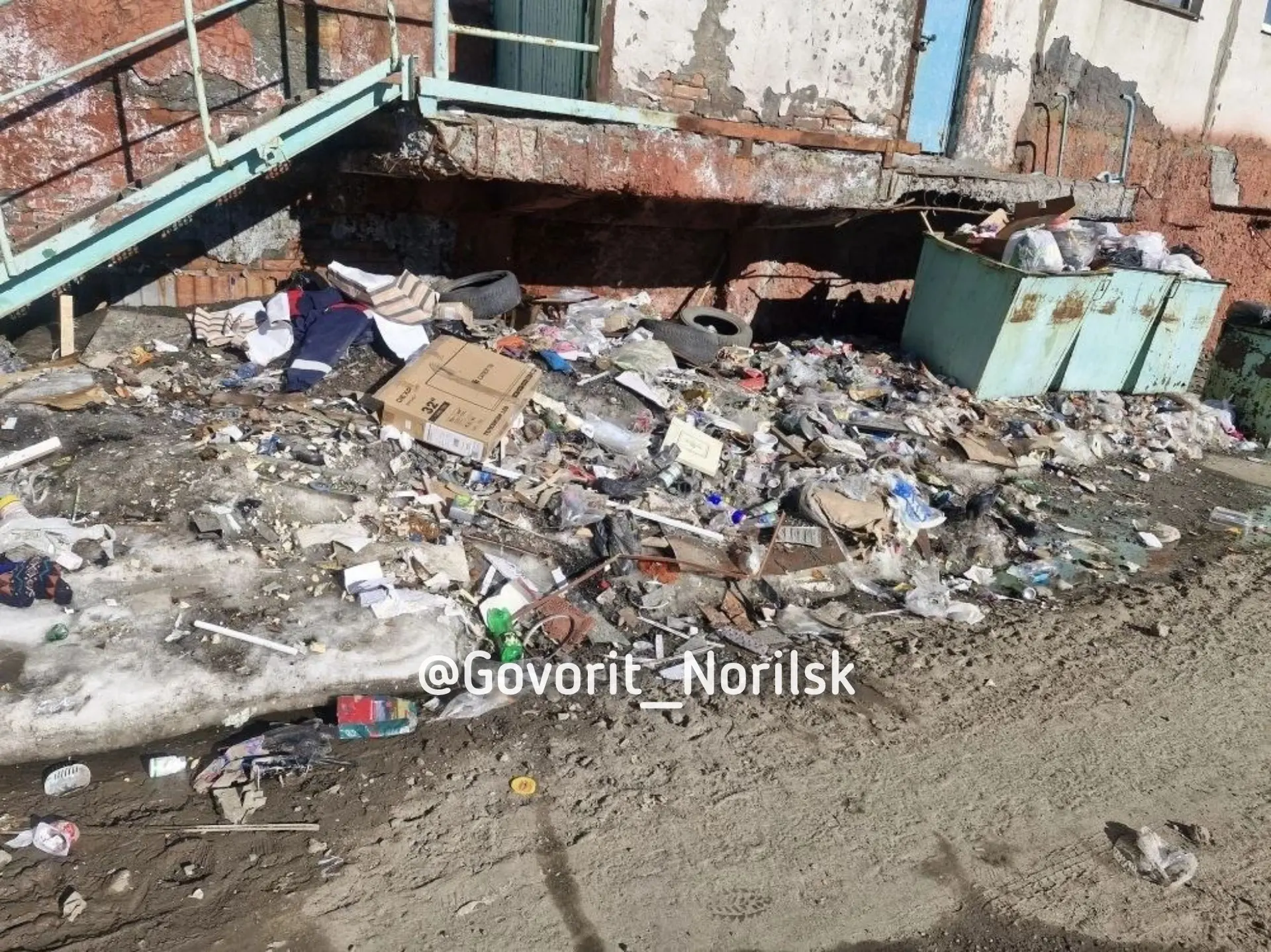 Металургов 19, точно не претендует на дом высокой культуры быта, там что внутри, что снаружи. Может 