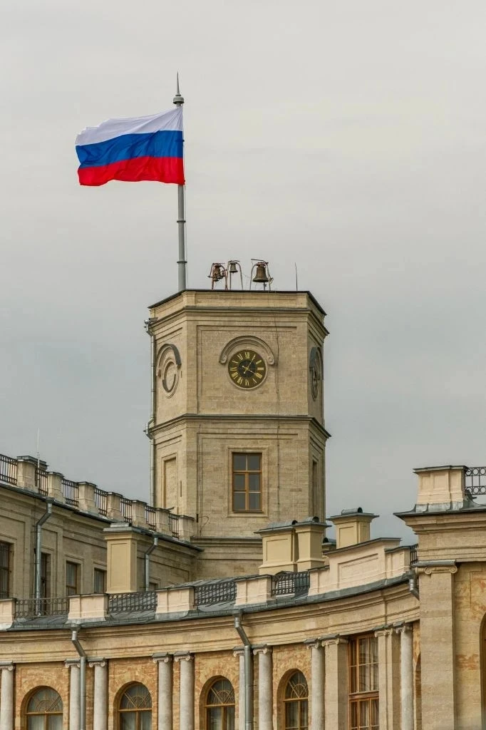 Поздравляем с Днём России!

Сегодня в честь праздника весь день над Гатчинским дворцом развевается г