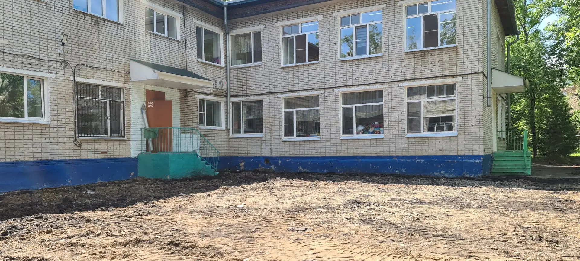 В Биробиджане в самом разгаре ремонтные работы
 
Активно приводим в порядок территории шести детских