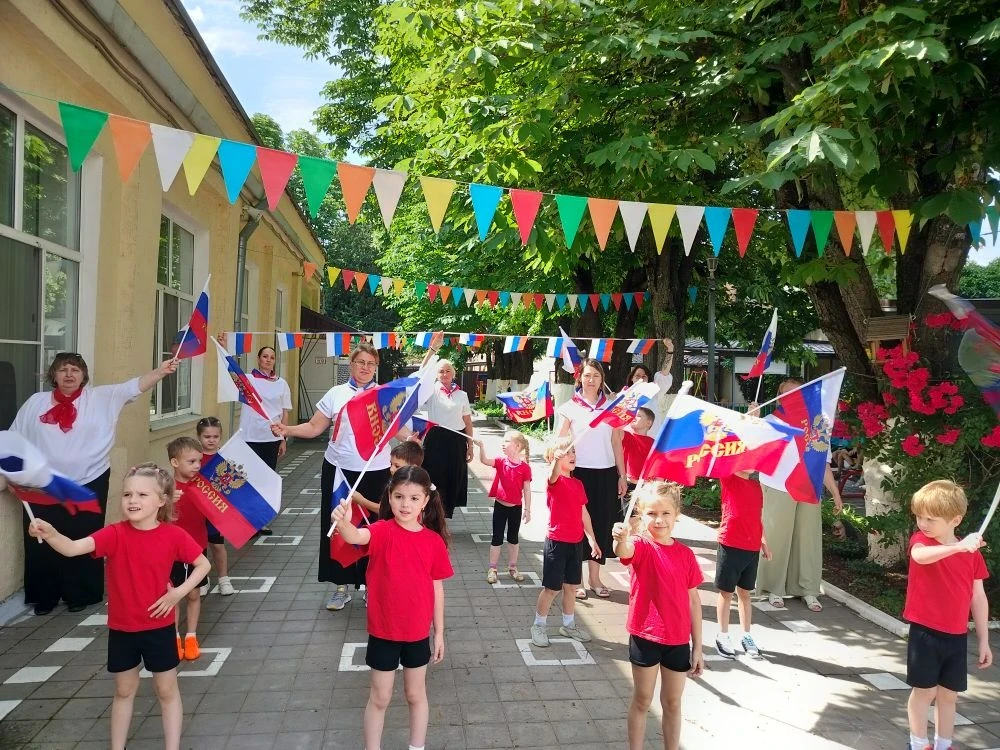 Воспитанники МБДОУ № 181 отметили День России ярким флешмобом, посвященным символам нашей страны. По