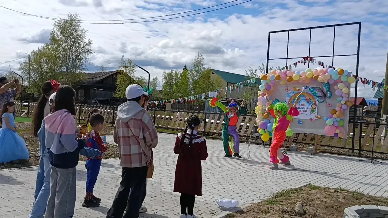 "Смех сквозь солнце и ветер Алдана"
В первый день лета привычную тишину на берегу реки Алдан нарушил