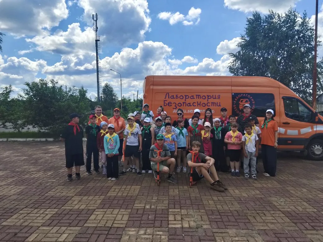 🚦Воспитанников  пришкольного лагеря посетили специалисты "Лаборатории безопасности".
 🚲🛴Ребята от