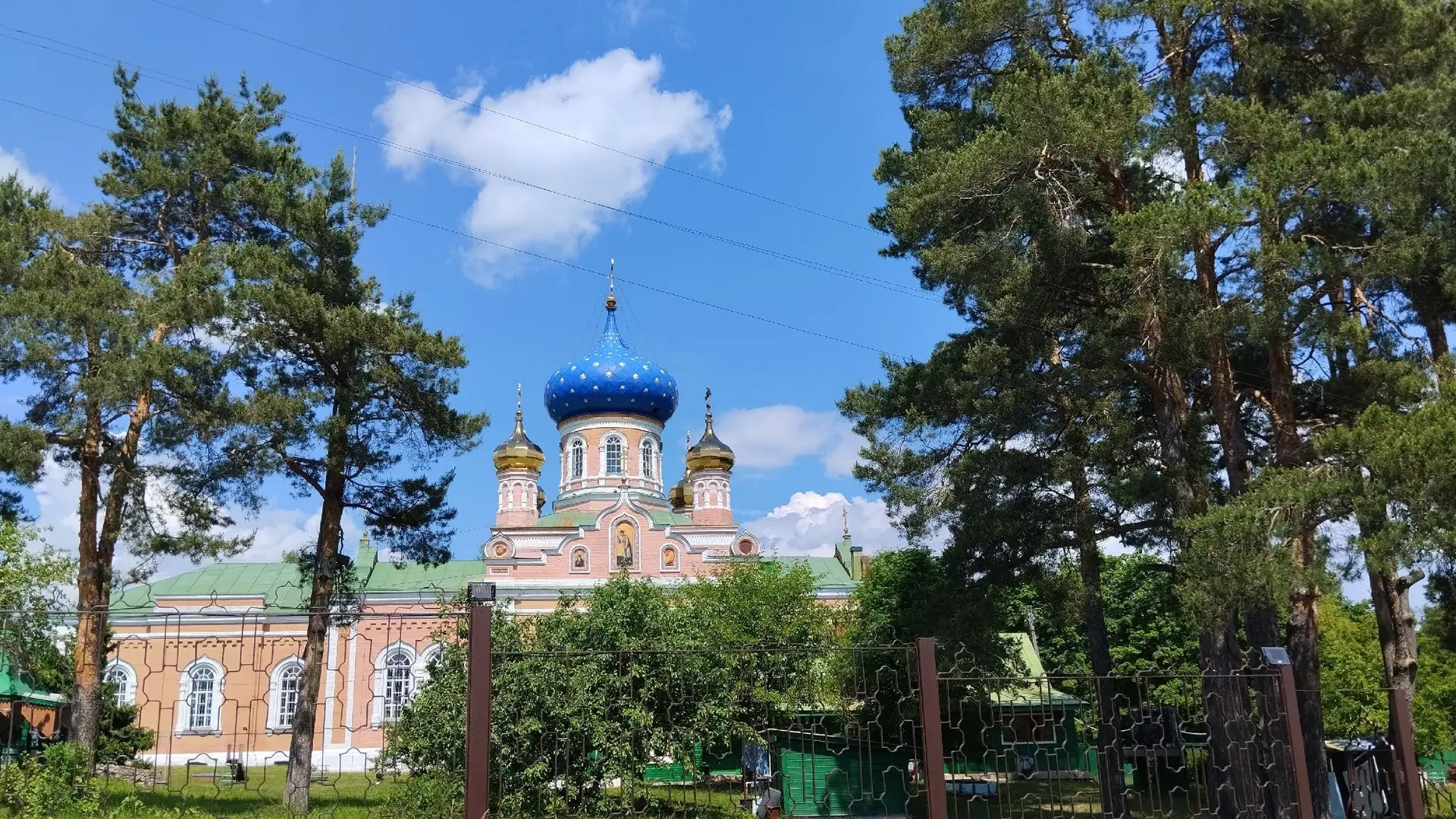 🎶Воспитанники детской школы искусств побывали на пленэре возле храма в деревне Лузгарино муниципаль
