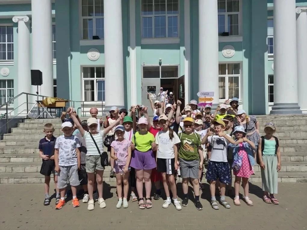 9 июня события в нашем лагере были посвящены 👫 Международному дню друзей. 
Ребята побывали на спект