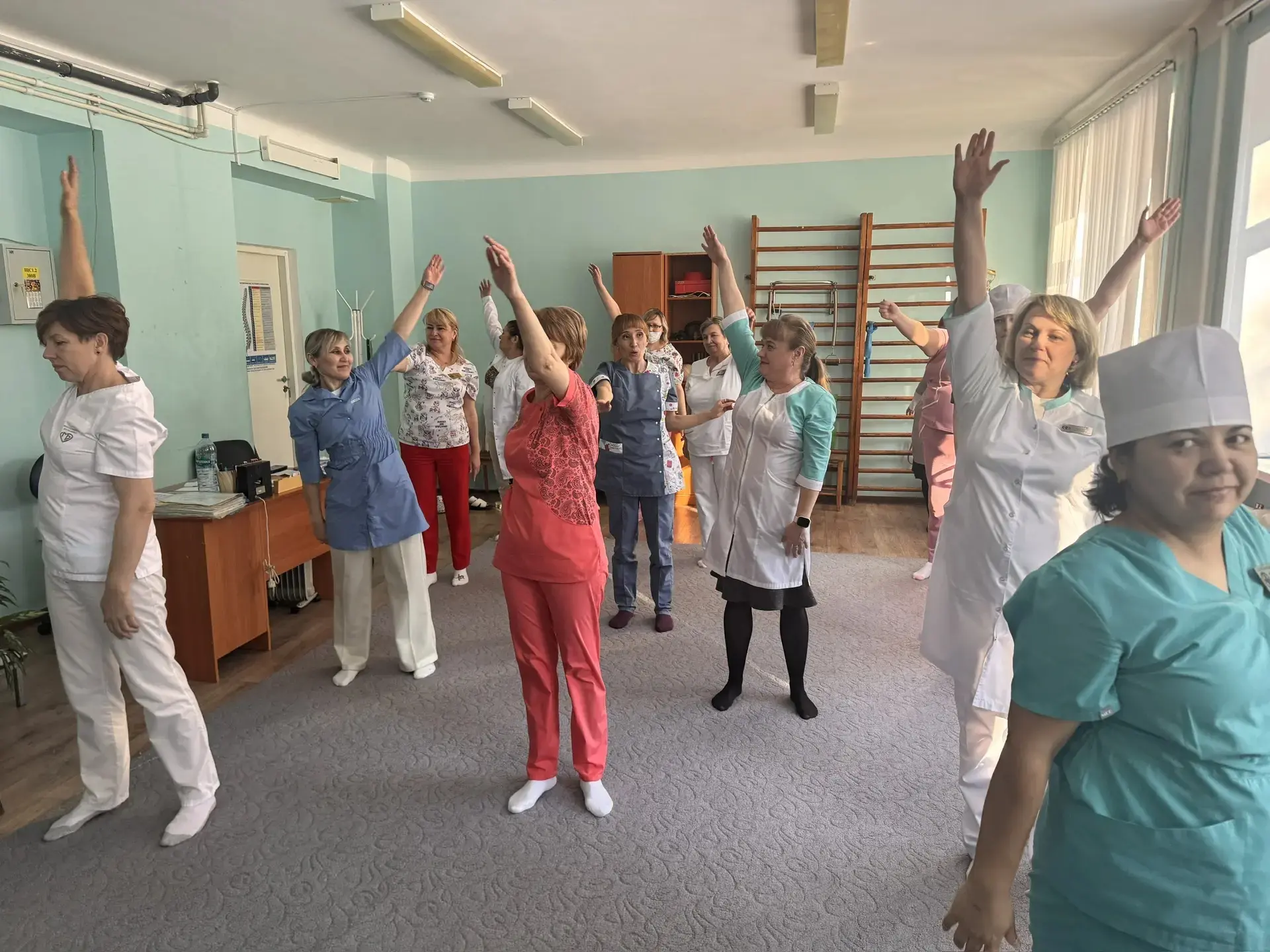 💪 Сотрудники отделений Белорецкой больницы ежедневно начинают свой рабочий день с утренней зарядки,